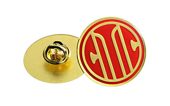 China Cirkel Antieke Gouden Ontworpen de Speldkentekens Ingespoten Emblemen van het Douanemetaal fabriek